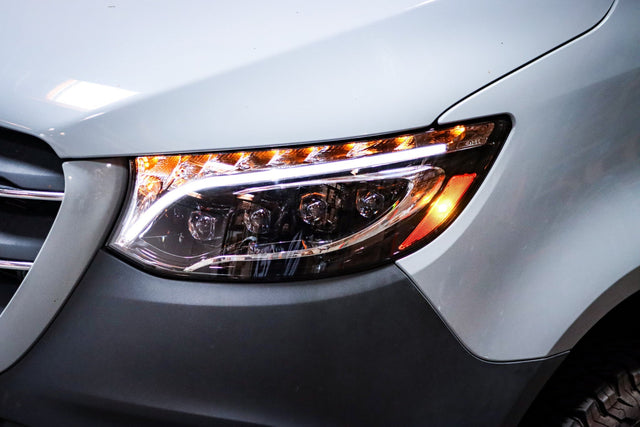 Phares de projecteur à LED Mercedes-Benz Sprinter série NOVA 19-25 Alpha-Black