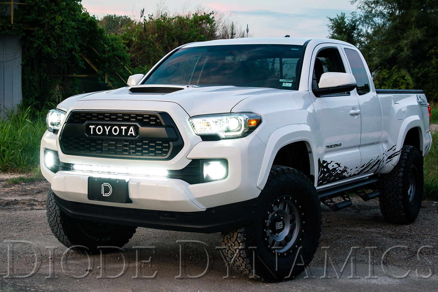 2016-2020 Toyota Tacoma with LED light bar
